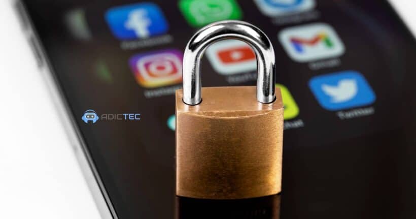 Candado sobre un teléfono móvil con iconos de redes sociales.
