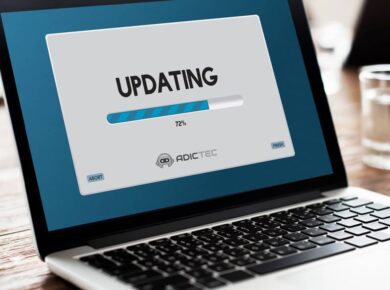 Imagen de un portátil mostrando una barra de progreso de actualización de software al 72%.