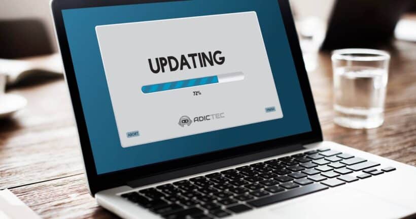 Imagen de un portátil mostrando una barra de progreso de actualización de software al 72%.