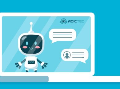 Robot de IA atendiendo a un cliente a través de un chat en un ordenador.