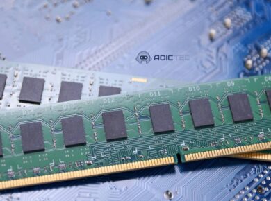 Dos módulos de RAM sobre una placa base, ilustrando la memoria unificada y la RAM.