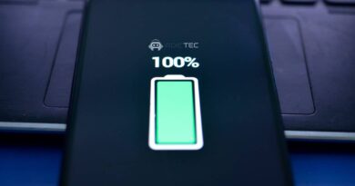 Pantalla de un iPhone mostrando 100% de batería.