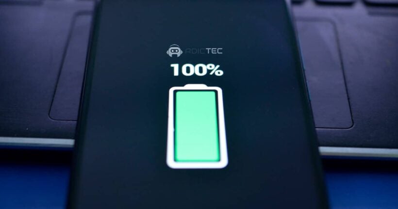 Pantalla de un iPhone mostrando 100% de batería.