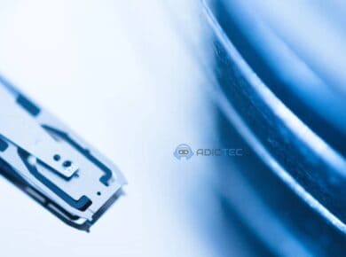 Imagen abstracta de un disco duro con el logo de Adictec.