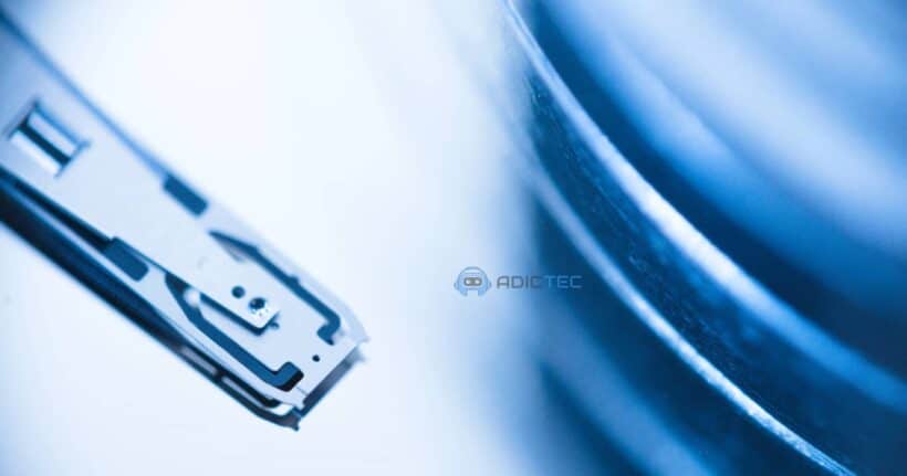 Imagen abstracta de un disco duro con el logo de Adictec.