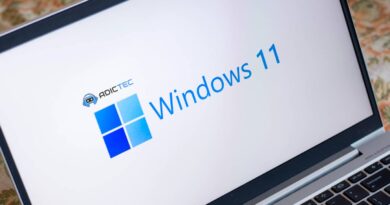 Logotipo de Windows 11 en una pantalla de portátil, representando una guía para transferir licencias de Windows.
