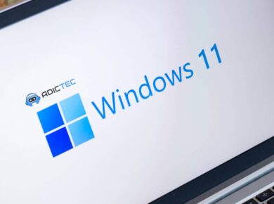 Logotipo de Windows 11 en una pantalla de portátil, representando una guía para transferir licencias de Windows.