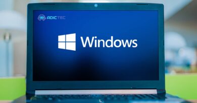 Pantalla de un portátil mostrando el logo de Windows.