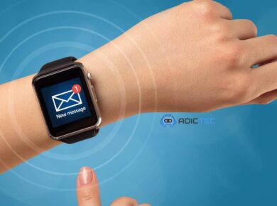 Imagen de una muñeca con un smartwatch, mostrando una notificación.