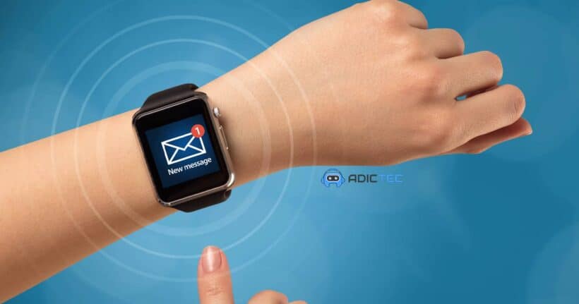 Imagen de una muñeca con un smartwatch, mostrando una notificación.