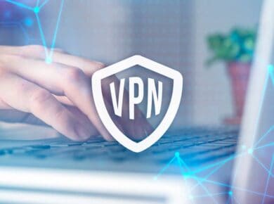 Manos escribiendo en un teclado de portátil con un escudo de VPN superpuesto, representando la protección de la privacidad online.