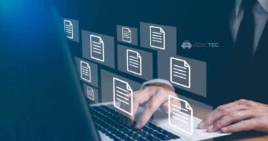 Imagen de unas manos usando un portátil con iconos de documentos superpuestos, sugiriendo información o datos sobre aplicaciones.