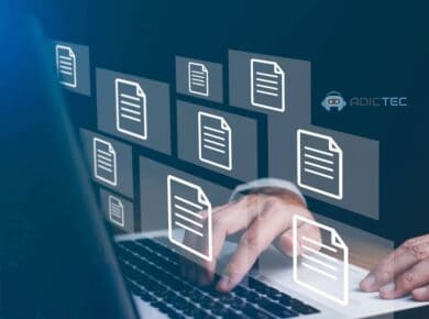 Imagen de unas manos usando un portátil con iconos de documentos superpuestos, sugiriendo información o datos sobre aplicaciones.