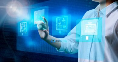 Una persona interactúa con una interfaz digital mostrando iconos de libros que representan diferentes áreas de la formación en Tecnologías de la Información y la Comunicación (TIC).