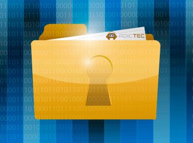 Ilustración gráfica de una carpeta dorada con un candado y un pequeño robot, sobre un fondo con código binario. Representa la seguridad y la gestión de archivos comprimidos.