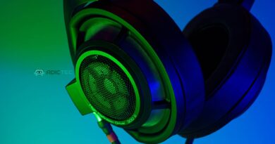 Detalle de un auricular gaming con cable que muestra un driver de alta definición. La imagen resalta la calidad de construcción y los componentes de los auriculares.