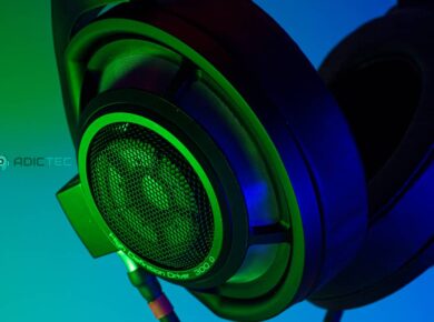 Detalle de un auricular gaming con cable que muestra un driver de alta definición. La imagen resalta la calidad de construcción y los componentes de los auriculares.