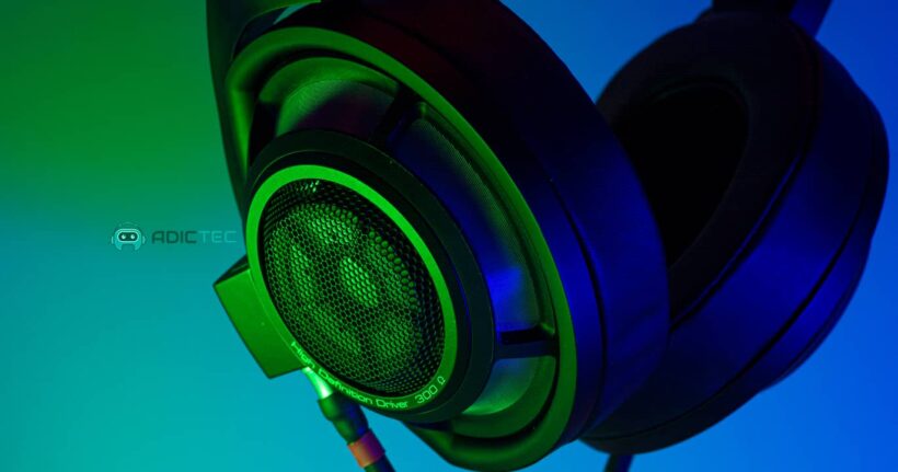 Detalle de un auricular gaming con cable que muestra un driver de alta definición. La imagen resalta la calidad de construcción y los componentes de los auriculares.