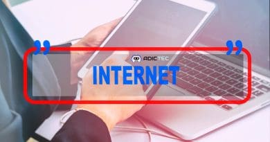 Imagen de manos sosteniendo una tablet y un portátil, con la palabra "INTERNET" en un recuadro rojo sobre la imagen. Representa la conectividad a internet y la tecnología moderna.