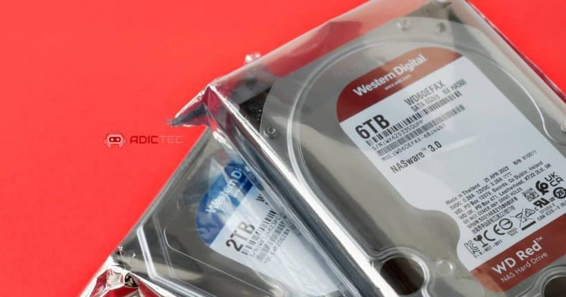 Imagen de dos discos duros Western Digital, uno de 2TB y otro de 6TB, en sus respectivos embalajes de plástico.