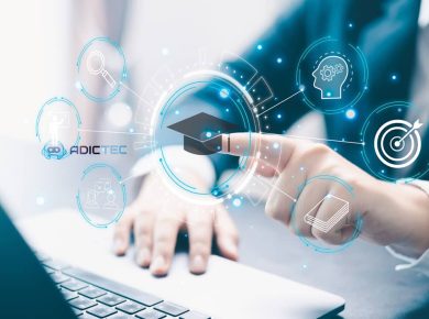 Una persona en traje de negocios interactúa con una interfaz digital que muestra iconos relacionados con la analítica digital y la formación, como un birrete de graduación, una diana y engranajes