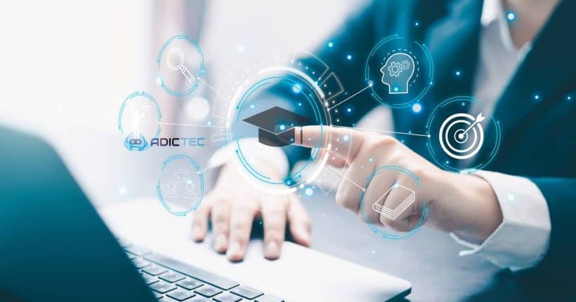 Una persona en traje de negocios interactúa con una interfaz digital que muestra iconos relacionados con la analítica digital y la formación, como un birrete de graduación, una diana y engranajes