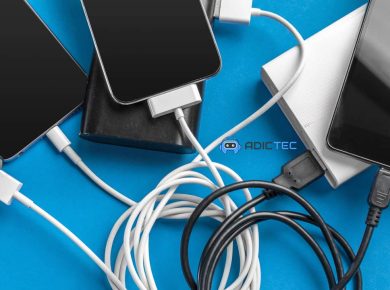 Imagen de varios smartphones y tablets conectados a cargadores y baterías portátiles, sobre un fondo azul. La imagen ilustra el tema de la carga de dispositivos móviles.