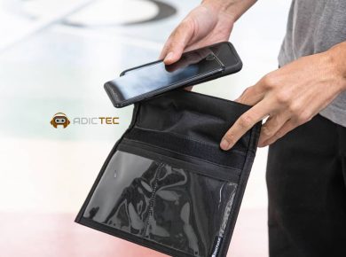 Mano introduciendo un teléfono móvil en una funda negra antirrobo Faraday. La funda tiene un diseño discreto y profesional, ideal para proteger la privacidad digital.