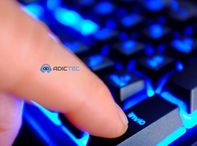 Un dedo presionando una tecla iluminada en un teclado, mostrando cómo apagar pc con el teclado.