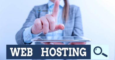 Una persona utiliza una tableta para buscar información sobre "Web Hosting", indicando la búsqueda de información sobre el proveedor de hosting de un sitio web.