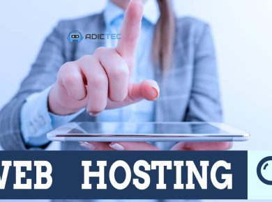 Una persona utiliza una tableta para buscar información sobre "Web Hosting", indicando la búsqueda de información sobre el proveedor de hosting de un sitio web.