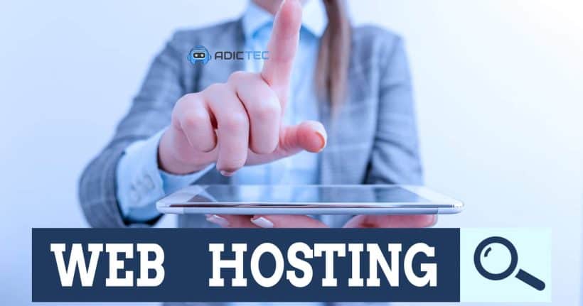 Una persona utiliza una tableta para buscar información sobre "Web Hosting", indicando la búsqueda de información sobre el proveedor de hosting de un sitio web.