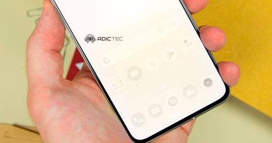 Una mano sostiene un smartphone con una pantalla OLED que muestra claras señales de "burn-in", con sombras persistentes de iconos de aplicaciones visibles sobre un fondo blanco, ilustrando el fenómeno de las pantallas quemadas.