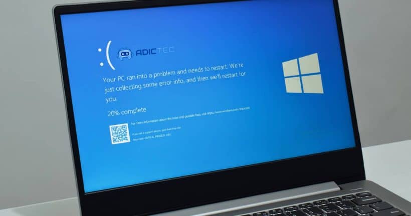 El mensaje "Your PC ran into a problem and needs to restart", con un código QR y el stop code "CRITICAL_PROCESS_DIED".
