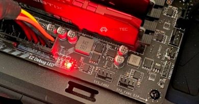 Imagen de una placa base con LEDs de diagnóstico, uno de los cuales está iluminado en rojo. Se ve la leyenda "EZ Debug LED".