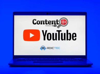 Laptop mostrando la pantalla con el logo de YouTube Content ID. Guía explicativa sobre qué es Content ID en YouTube.
