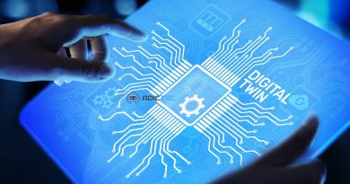 Manos tocando una pantalla digital iluminada con un diseño de circuito y el texto "Digital Twin" junto a un chip, simbolizando la tecnología de gemelos digitales y la conectividad.