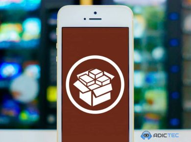 Un iPhone muestra el logo representativo del jailbreak, una caja abierta, sobre un fondo de color marrón. El fondo desenfocado sugiere algo que está detrás o que está oculto.