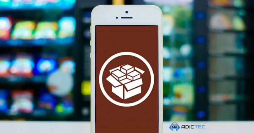 Un iPhone muestra el logo representativo del jailbreak, una caja abierta, sobre un fondo de color marrón. El fondo desenfocado sugiere algo que está detrás o que está oculto.