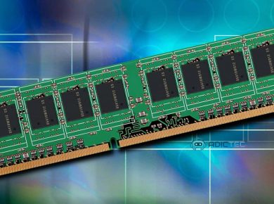 Imagen de un módulo de memoria RAM sobre un fondo abstracto de tecnología.