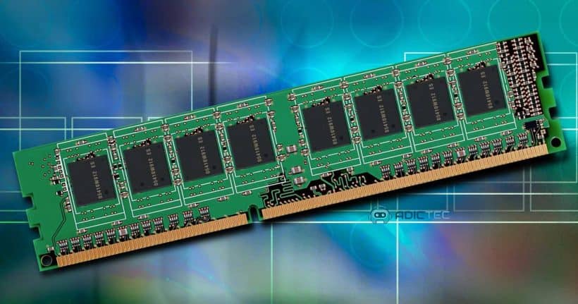 Imagen de un módulo de memoria RAM sobre un fondo abstracto de tecnología.