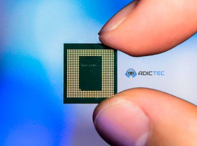 Una mano sostiene un pequeño chip de procesador de teléfono para detallar el ranking de procesadores de celulares. El logo de Adictec aparece en la esquina superior derecha.