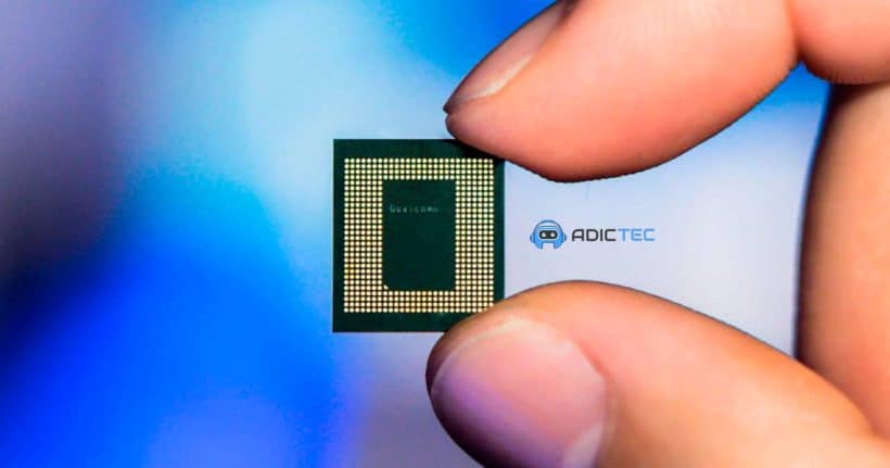 Una mano sostiene un pequeño chip de procesador de teléfono para detallar el ranking de procesadores de celulares. El logo de Adictec aparece en la esquina superior derecha.