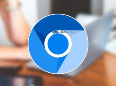 Logotipo de Chromium sobre un fondo borroso de una persona trabajando en un portátil. Artículo sobre los 10 mejores navegadores basados en Chromium.