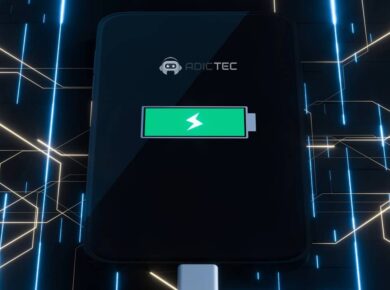 Un smartphone cargando con indicador de batería verde y un rayo, simbolizando la carga ultrarrápida móvil.