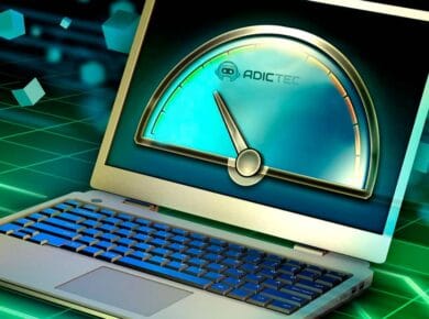 Un ordenador portátil con un velocímetro en la pantalla, simbolizando cómo acelerar el ordenador.