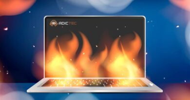 Portátil en llamas, ilustración gráfica de sobrecalentamiento del procesador.