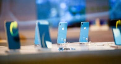 iPhones azules expuestos en una tienda. Descubre dónde se fabrican los iPhones en nuestro artículo.