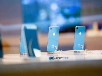 iPhones azules expuestos en una tienda. Descubre dónde se fabrican los iPhones en nuestro artículo.