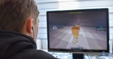 Persona jugando en PC, imagen representativa de una guía para mejorar los FPS.